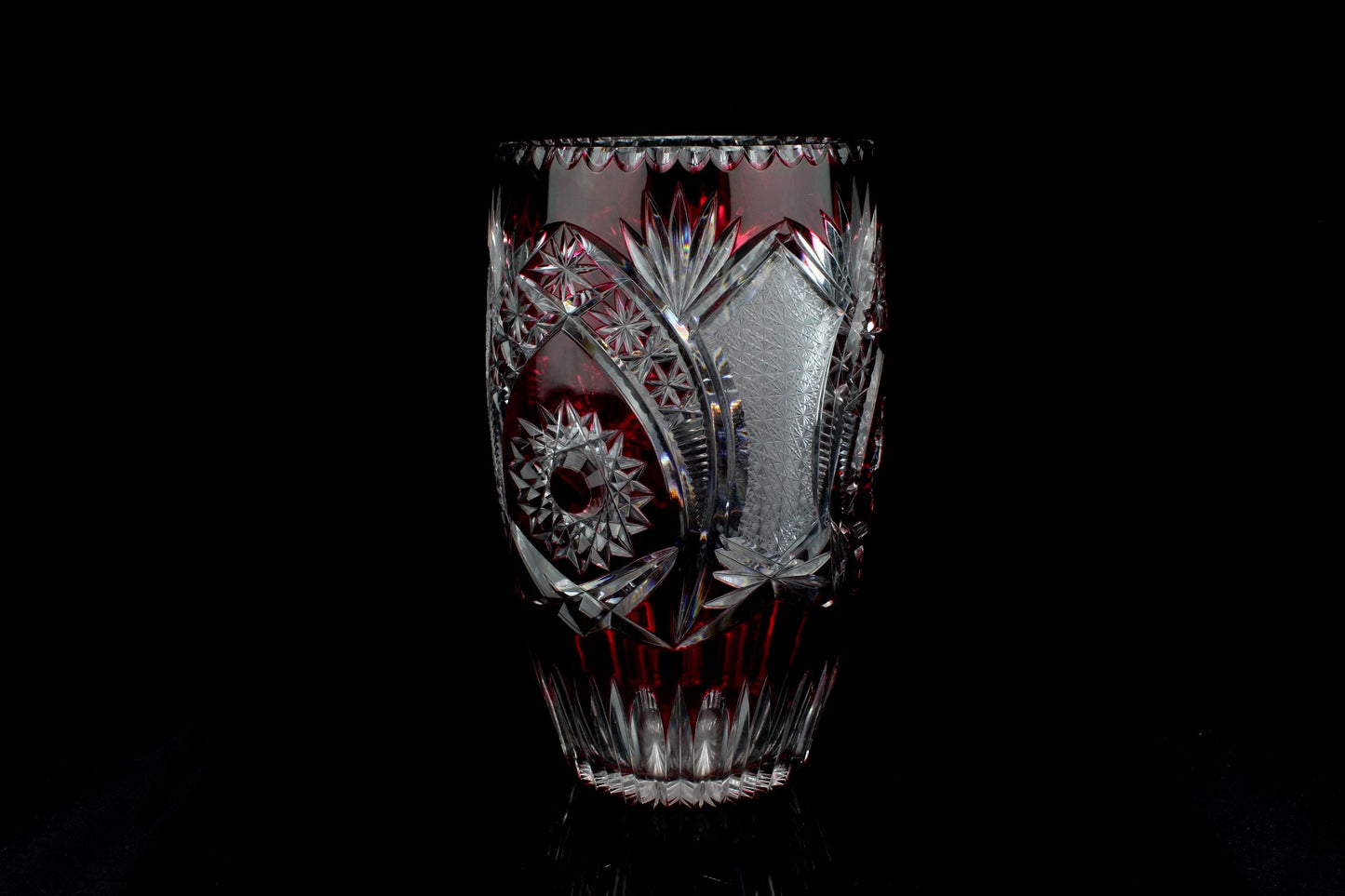 Grote vintage vaas robijnrood geslepen kristal - ster & diamant motief - jaren 60  70 - 25 cm