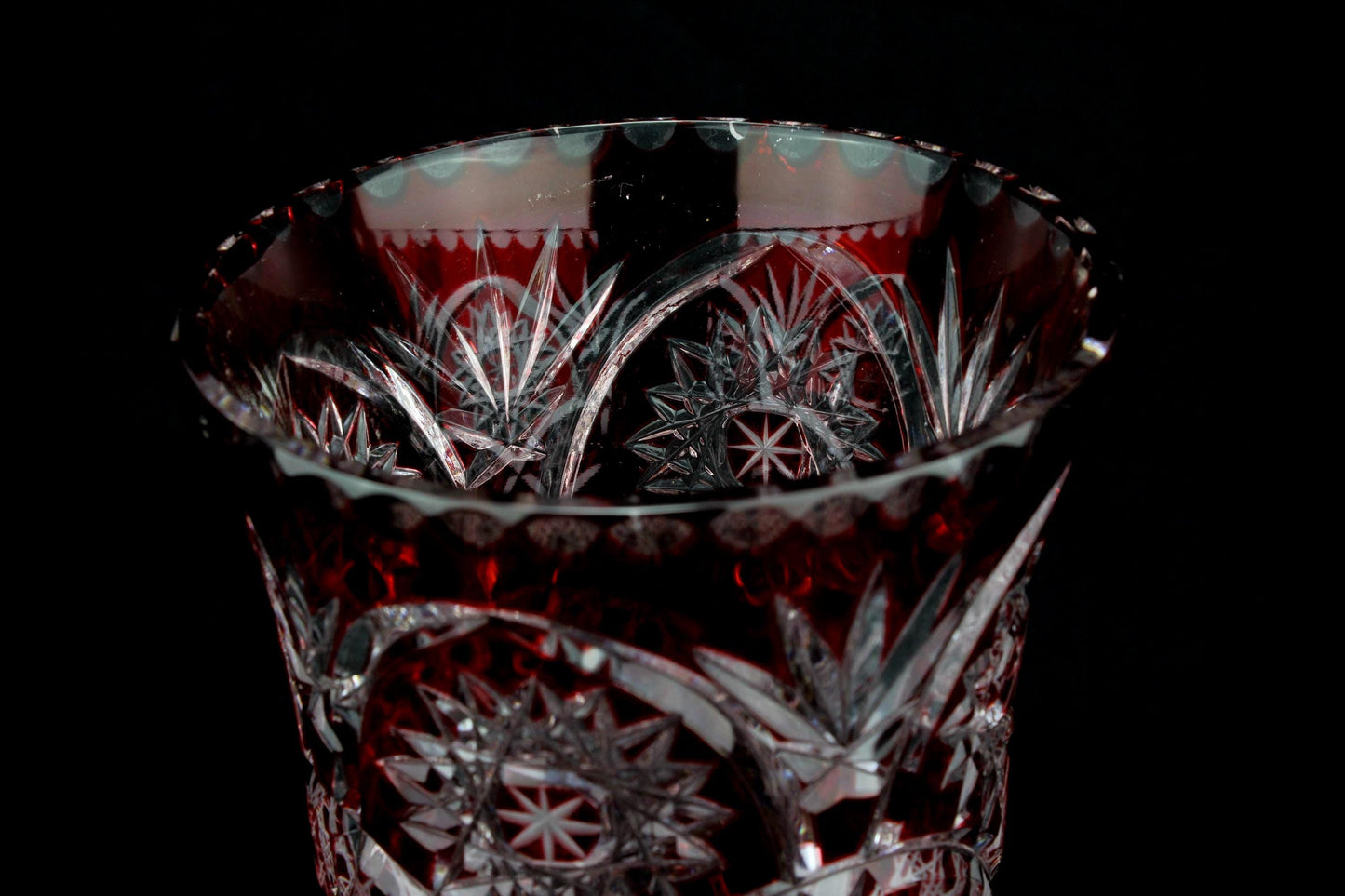 Grote vintage vaas robijnrood geslepen kristal - trompet vorm - ster & boog motief - Genuine crystal label - jaren 60 / 70 - 25 cm