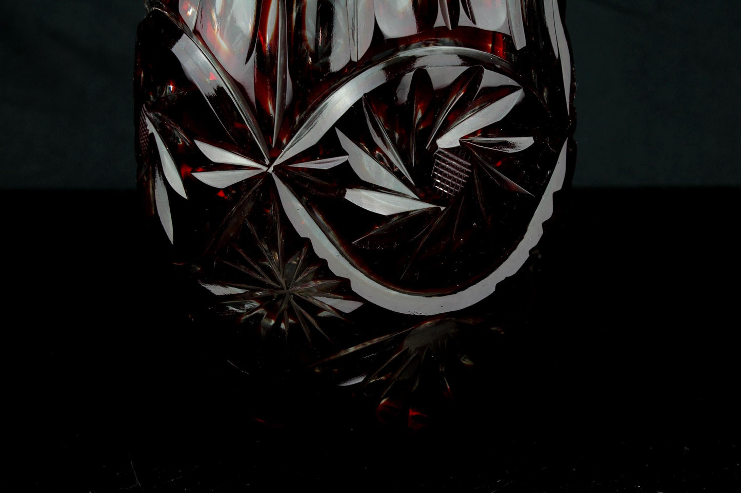 Vintage robijnrood geslepen kristallen vaas - druppelvorm slanke hals - genuine crystal - ovaal palmetten patroon - 24 cm