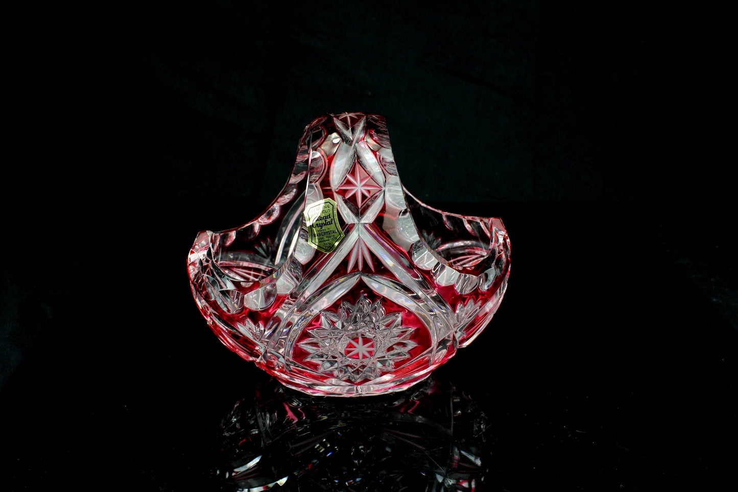 Vintage robijnrood geslepen kristallen schaaltje (mand) - gebogen handvat 13 cm - loodkirstal - snoepschaal