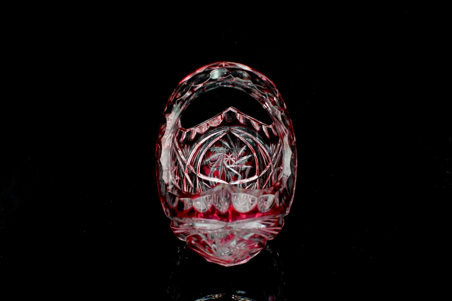 Vintage robijnrood geslepen kristallen schaaltje (mand) - gebogen handvat 13 cm - loodkirstal - snoepschaal