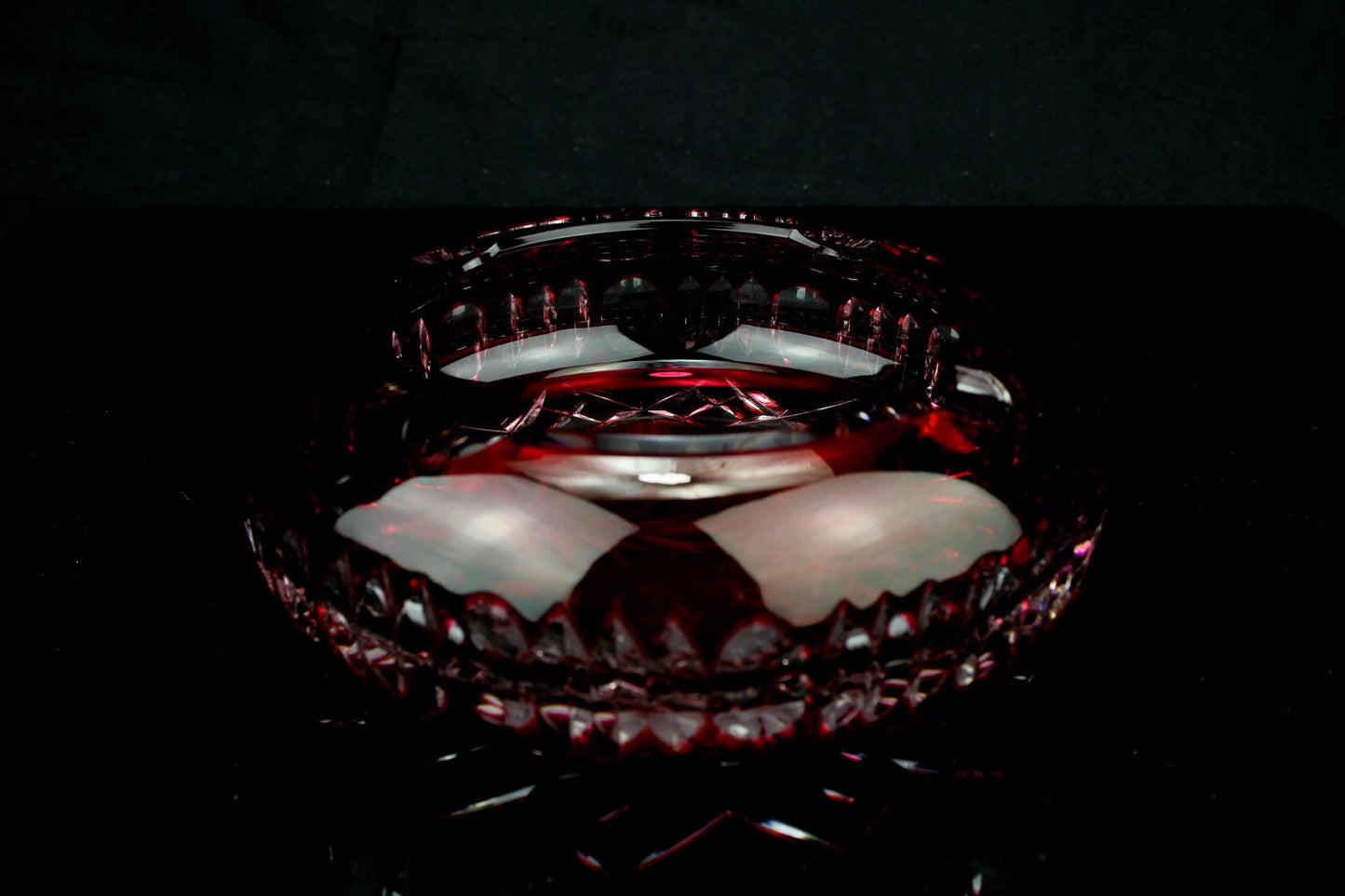 Vintage robijnrood geslepen kristallen asbak - druivenmotief - ø14 cm - boheems kristal