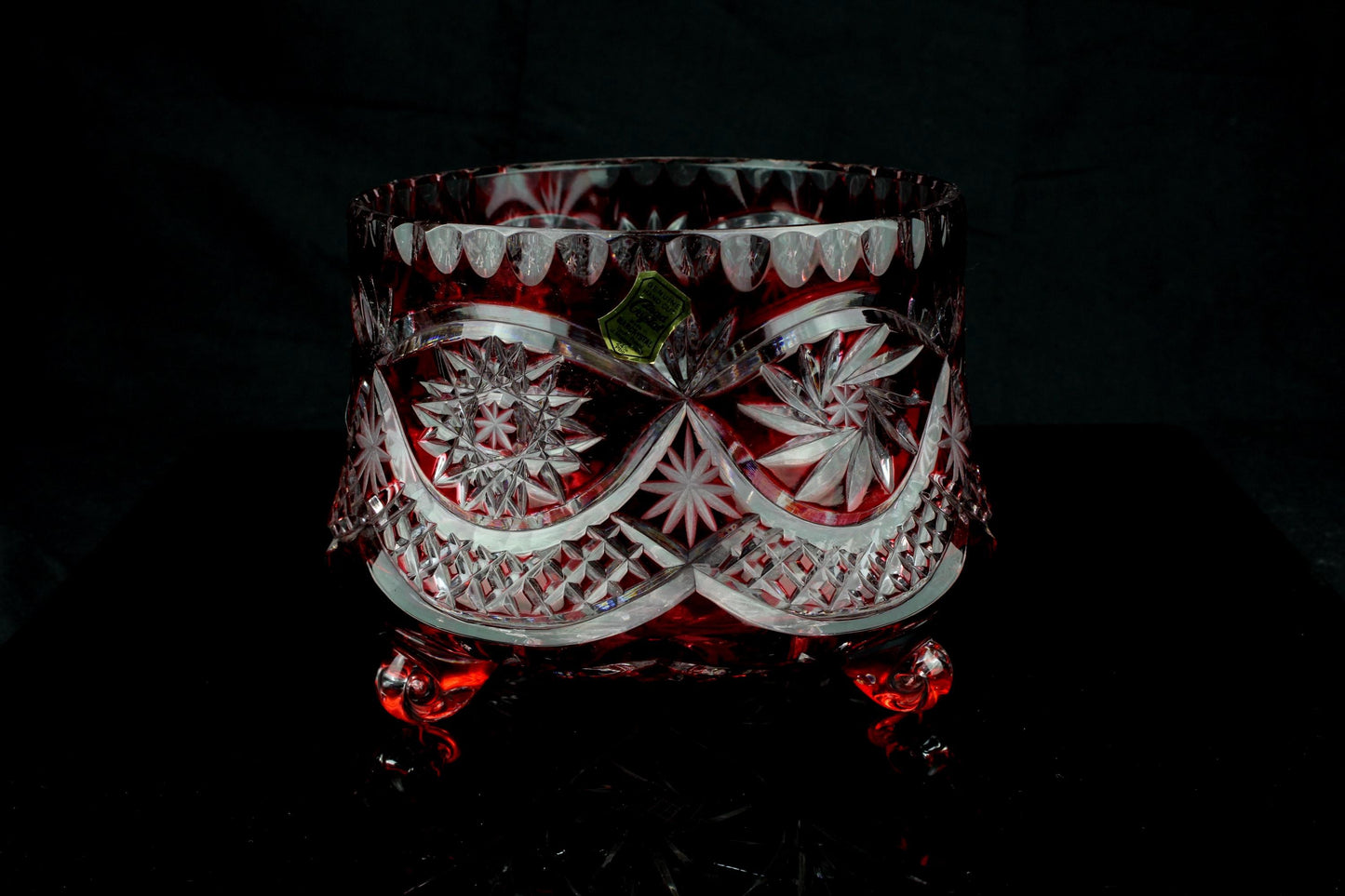 Vintage schaal robijnrood geslepen kristal met drie bolpootjes - ster & slinger motief - Genuine crystal label - Jaren 60  70 - 13 cm