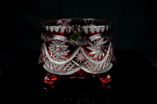Vintage schaal robijnrood geslepen kristal met drie bolpootjes - ster & slinger motief - Genuine crystal label - Jaren 60  70 - 13 cm