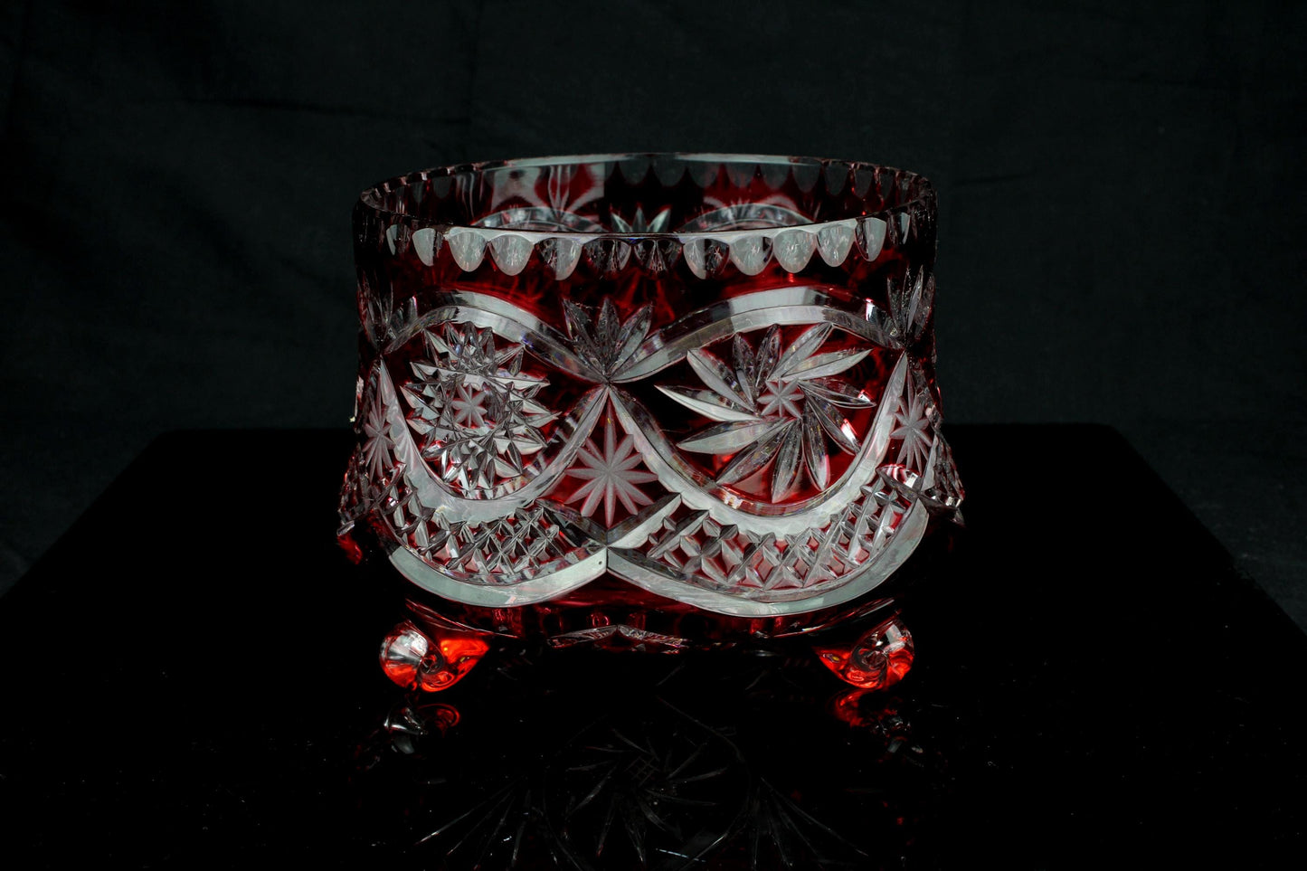 Vintage schaal robijnrood geslepen kristal met drie bolpootjes - ster & slinger motief - Genuine crystal label - Jaren 60  70 - 13 cm