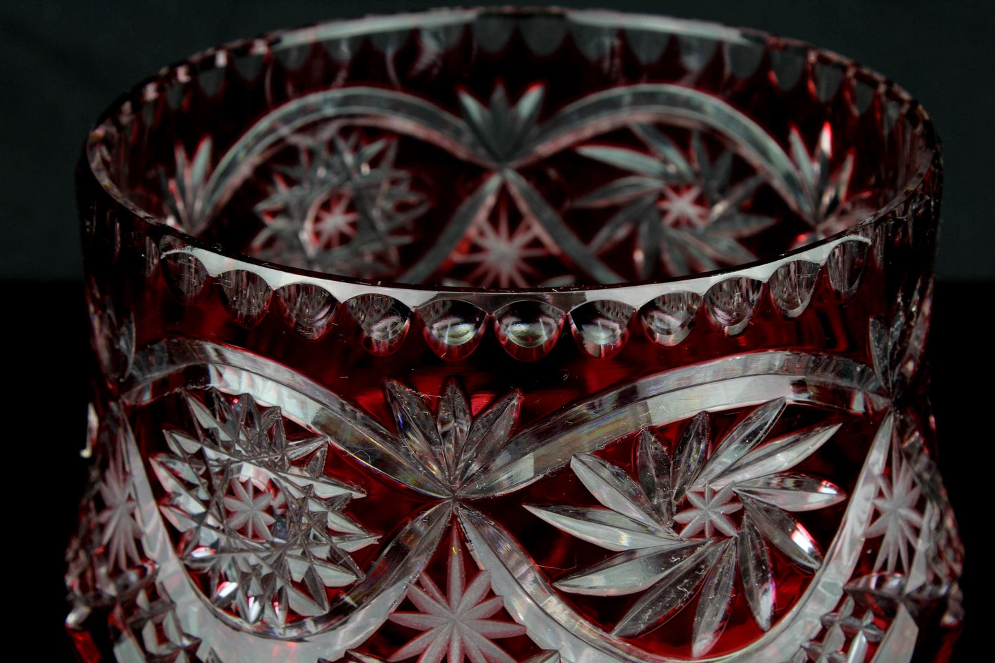 Vintage schaal robijnrood geslepen kristal met drie bolpootjes - ster & slinger motief - Genuine crystal label - Jaren 60  70 - 13 cm