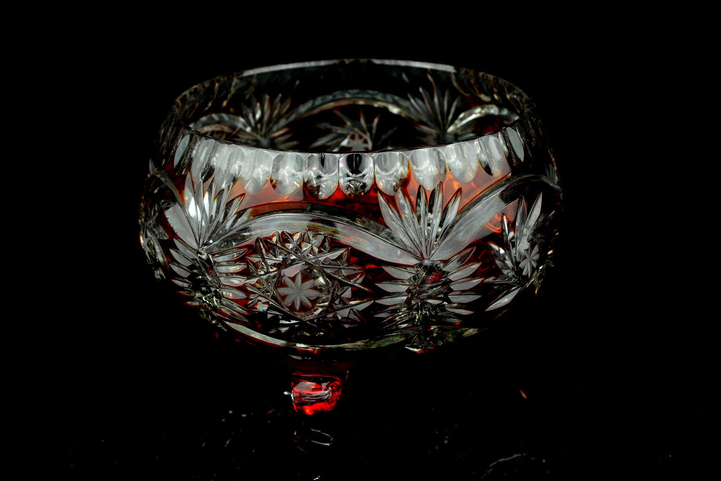 Vintage robijnrood geslepen kristal schaal - bolronde vorm - drie bolpootjes - Genuine crystal - Snoepschaal/bonbonnière - 9,5 cm