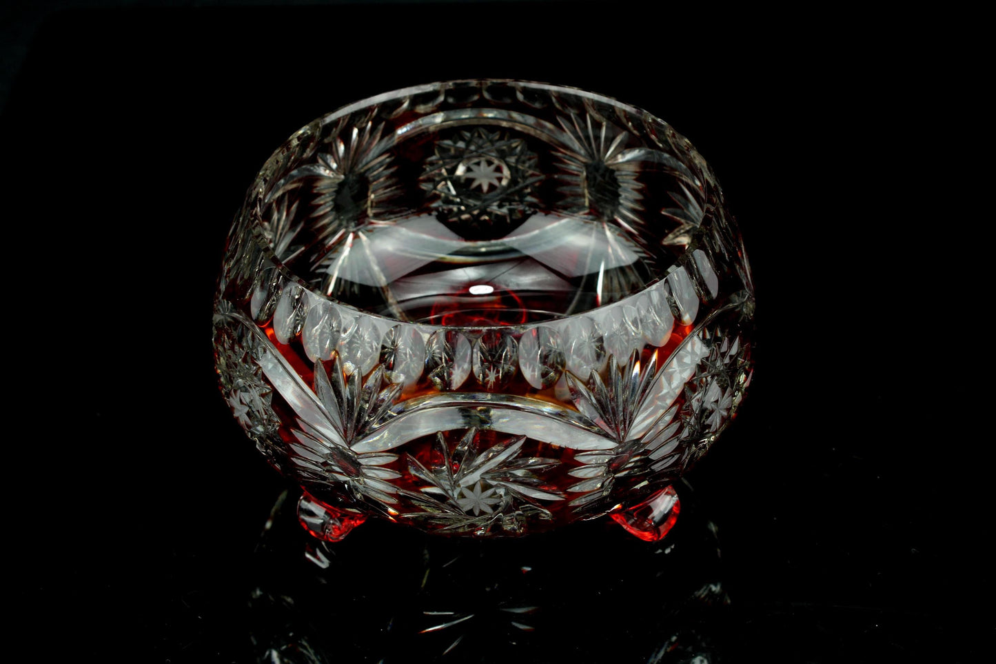 Vintage robijnrood geslepen kristal schaal - bolronde vorm - drie bolpootjes - Genuine crystal - Snoepschaal/bonbonnière - 9,5 cm
