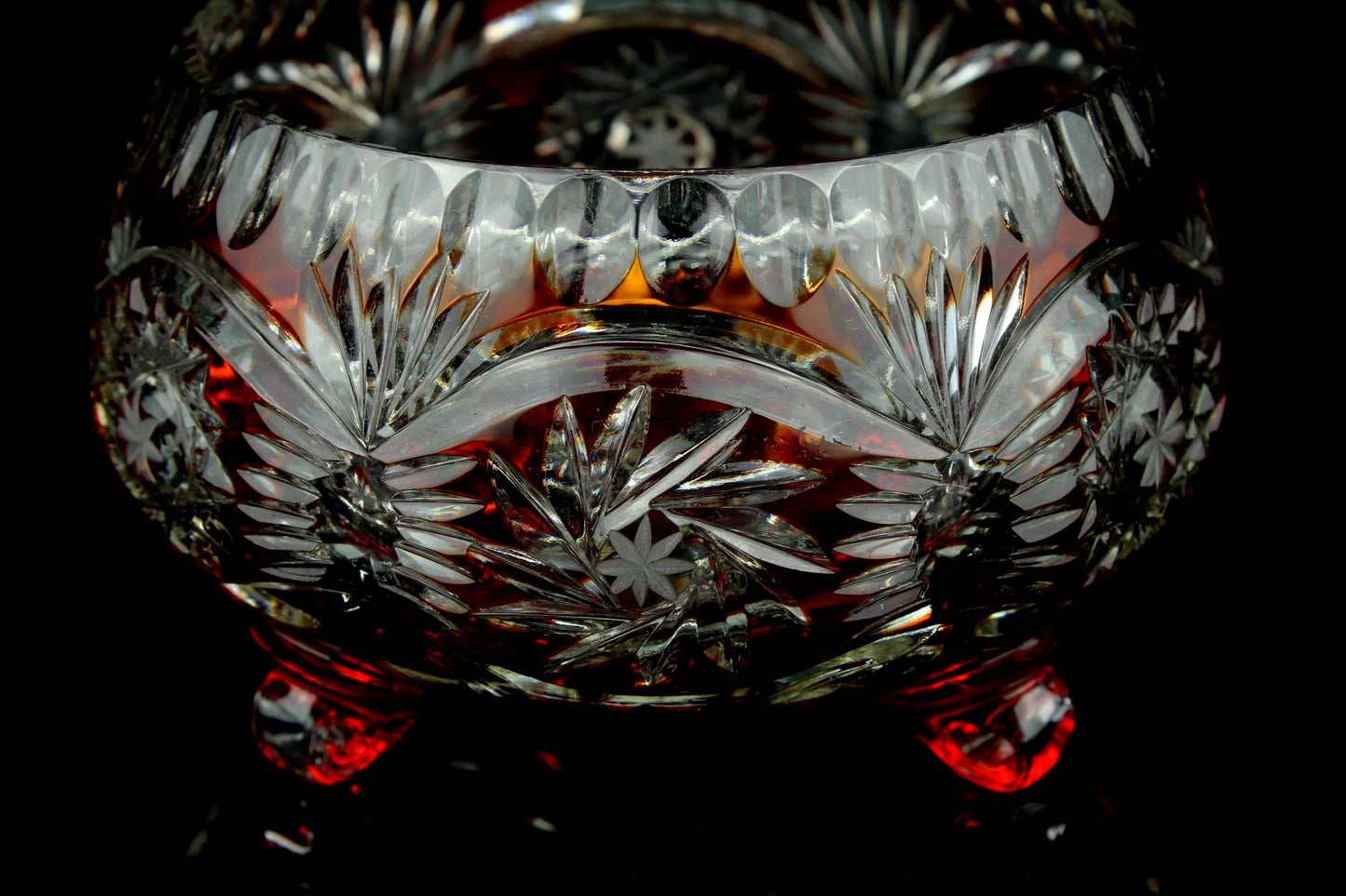Vintage robijnrood geslepen kristal schaal - bolronde vorm - drie bolpootjes - Genuine crystal - Snoepschaal/bonbonnière - 9,5 cm