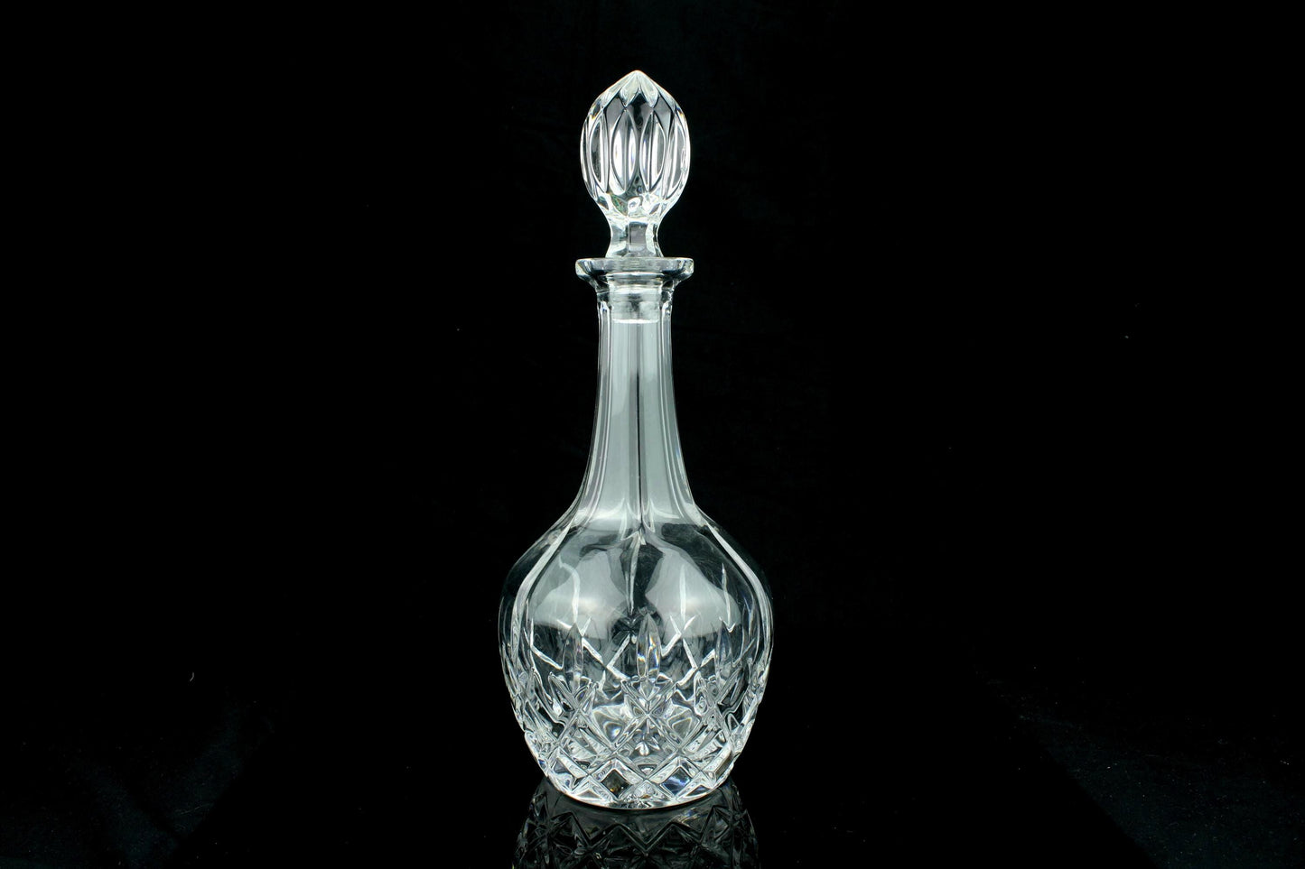Vintage kristallen Engelse bolkaraf met stop - geslepen kristal - ruitpatroon - decanteerkaraf / wijnkaraf - 31,5 cm.