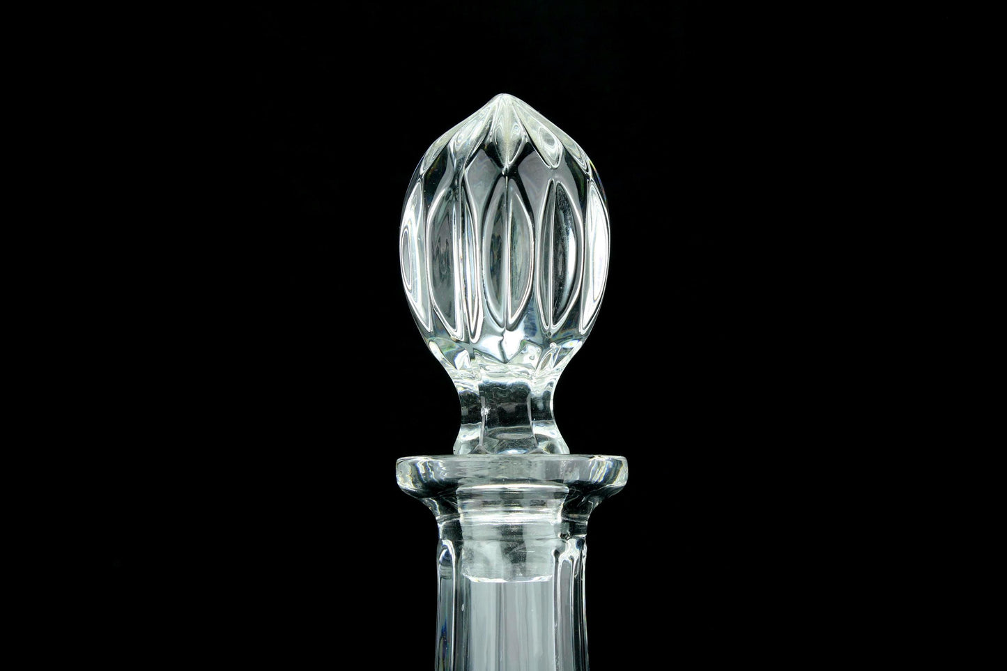 Vintage kristallen Engelse bolkaraf met stop - geslepen kristal - ruitpatroon - decanteerkaraf / wijnkaraf - 31,5 cm.