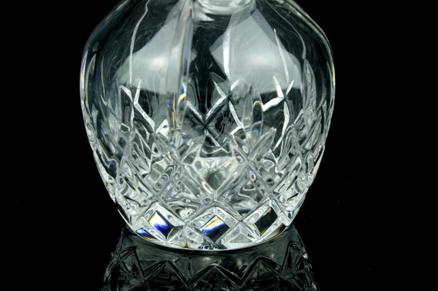 Vintage kristallen Engelse bolkaraf met stop - geslepen kristal - ruitpatroon - decanteerkaraf / wijnkaraf - 31,5 cm.