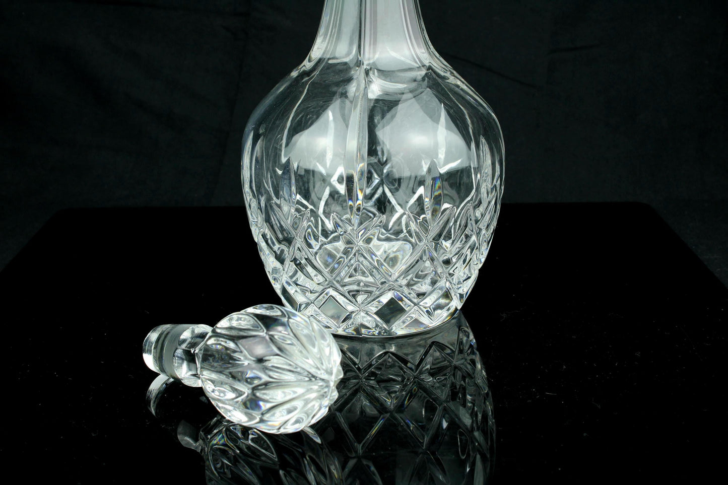 Vintage kristallen Engelse bolkaraf met stop - geslepen kristal - ruitpatroon - decanteerkaraf / wijnkaraf - 31,5 cm.