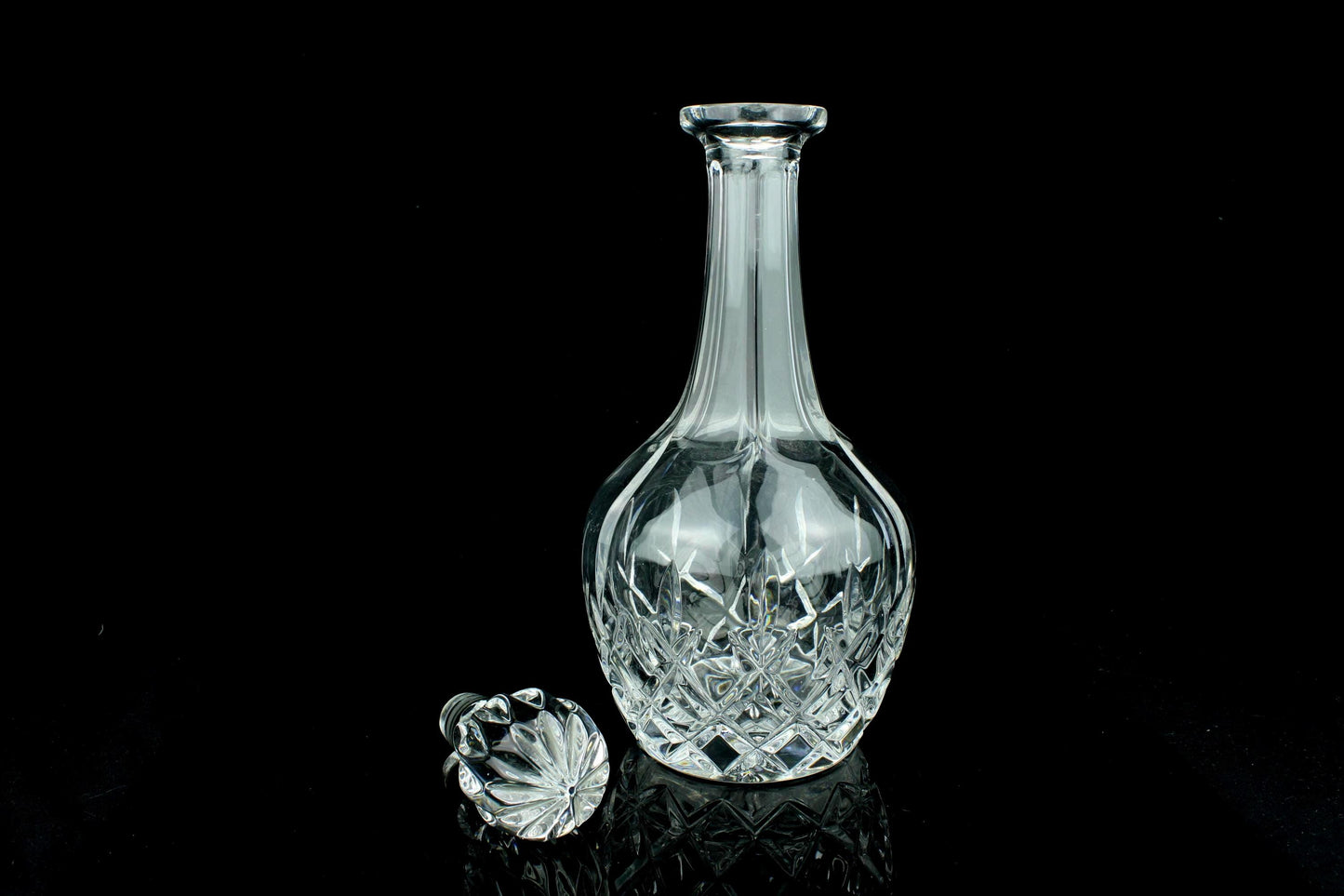 Vintage kristallen Engelse bolkaraf met stop - geslepen kristal - ruitpatroon - decanteerkaraf / wijnkaraf - 31,5 cm.