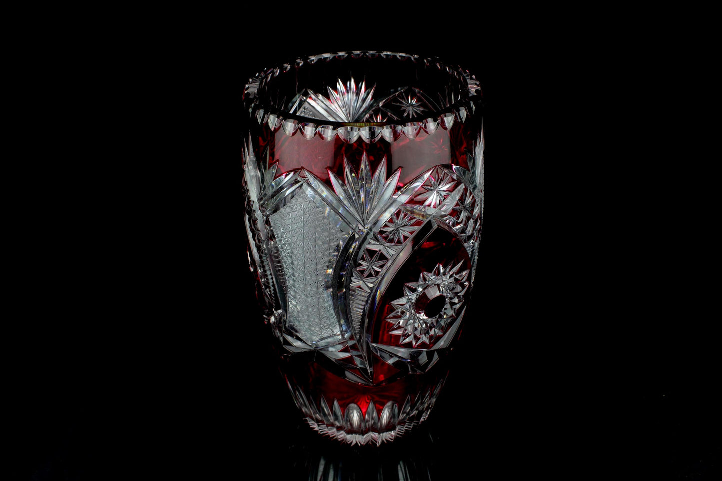 Grote vintage vaas robijnrood geslepen kristal - ster & diamant motief - jaren 60  70 - 25 cm