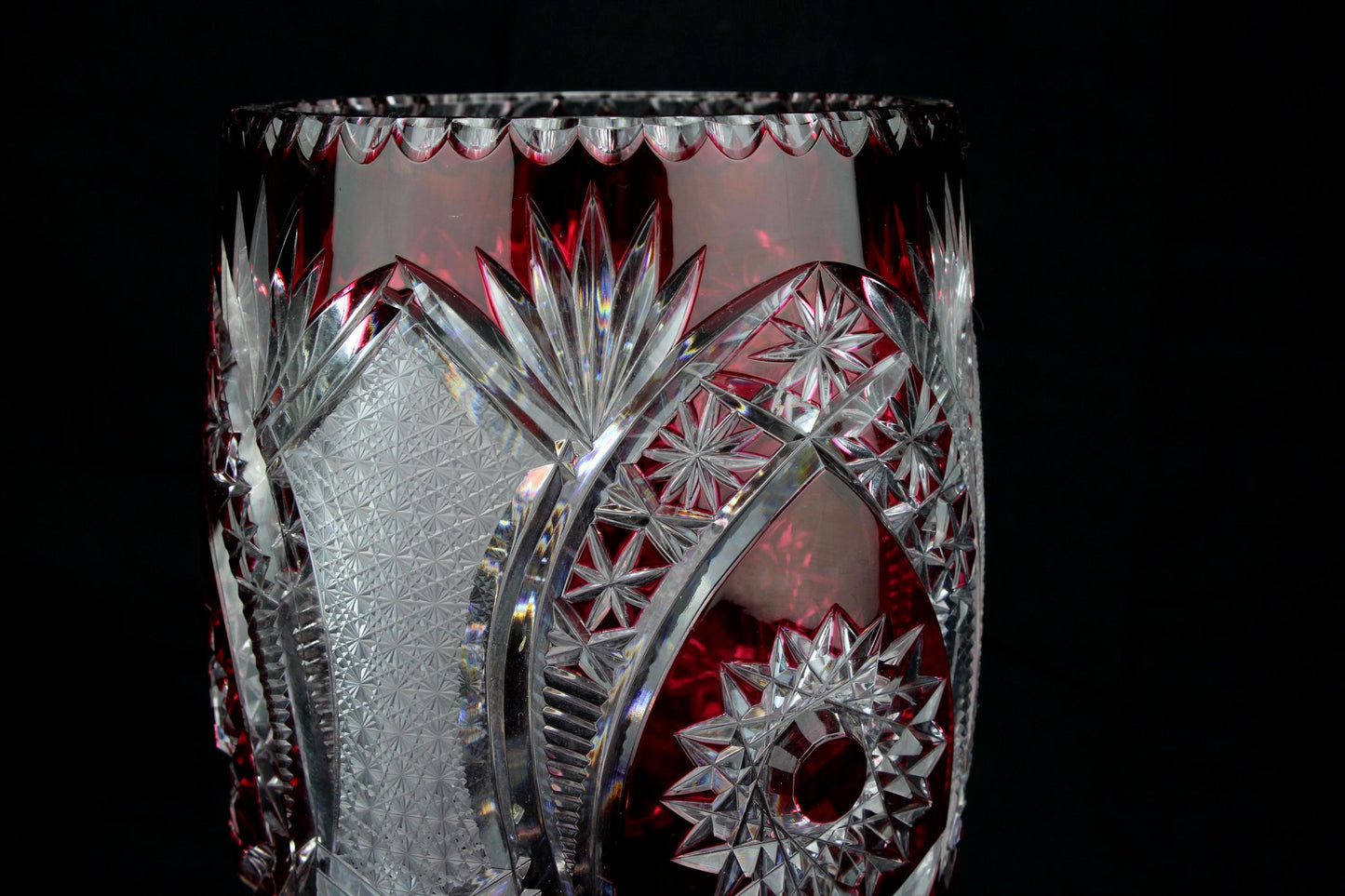 Grote vintage vaas robijnrood geslepen kristal - ster & diamant motief - jaren 60  70 - 25 cm