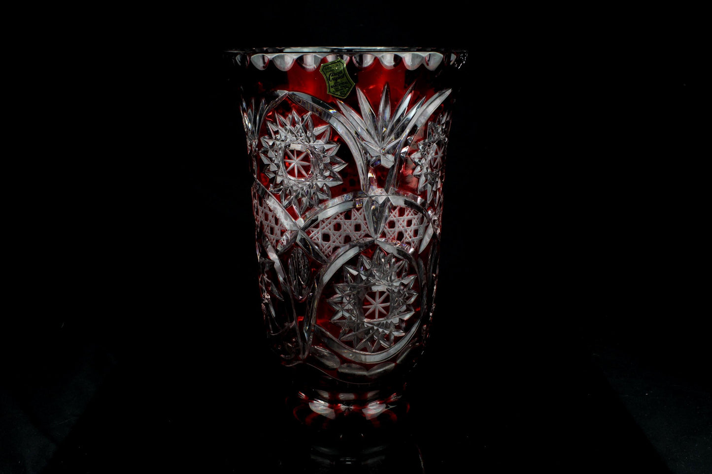 Grote vintage vaas robijnrood geslepen kristal - trompet vorm - ster & boog motief - Genuine crystal label - jaren 60 / 70 - 25 cm