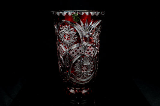 Grote vintage vaas robijnrood geslepen kristal - trompet vorm - ster & boog motief - Genuine crystal label - jaren 60 / 70 - 25 cm
