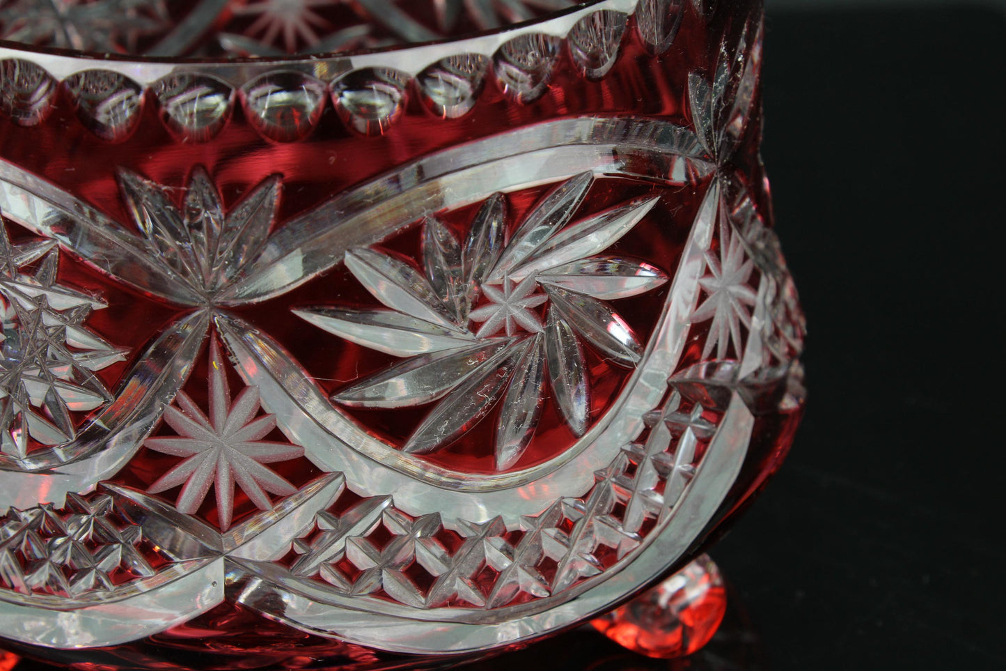 Vintage schaal robijnrood geslepen kristal met drie bolpootjes - ster & slinger motief - Genuine crystal label - Jaren 60  70 - 13 cm
