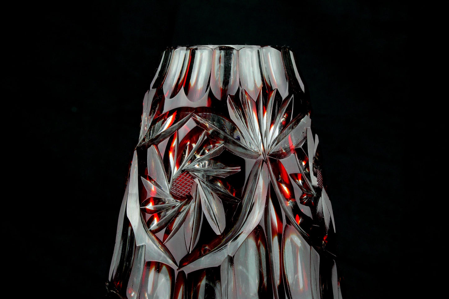 Vintage robijnrood geslepen kristallen vaas - druppelvorm slanke hals - genuine crystal - ovaal palmetten patroon - 24 cm