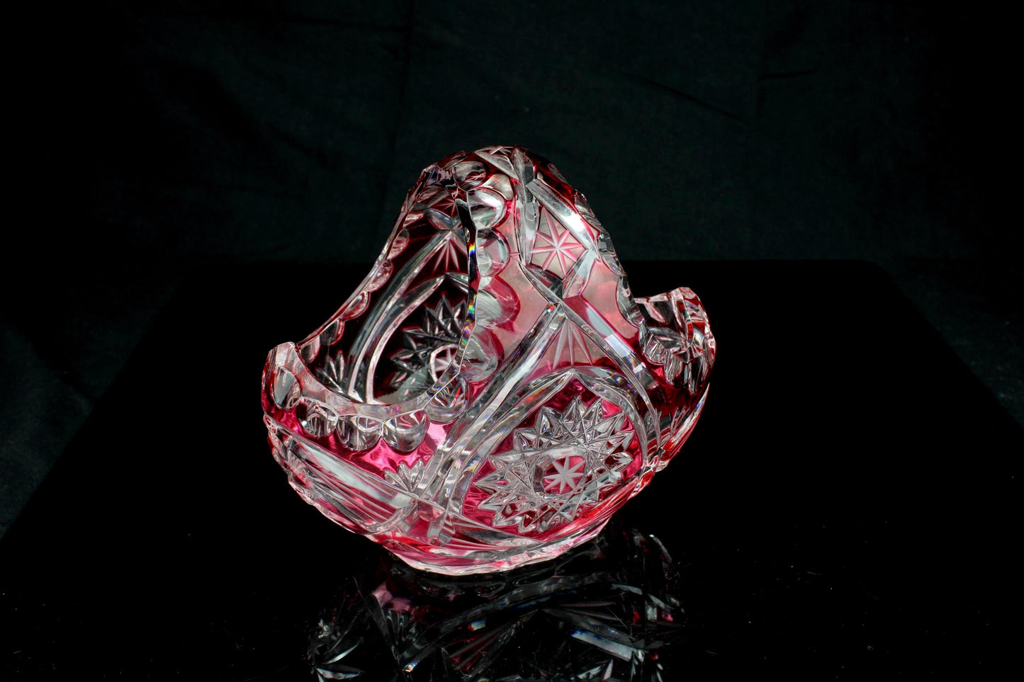 Vintage robijnrood geslepen kristallen schaaltje (mand) - gebogen handvat 13 cm - loodkirstal - snoepschaal