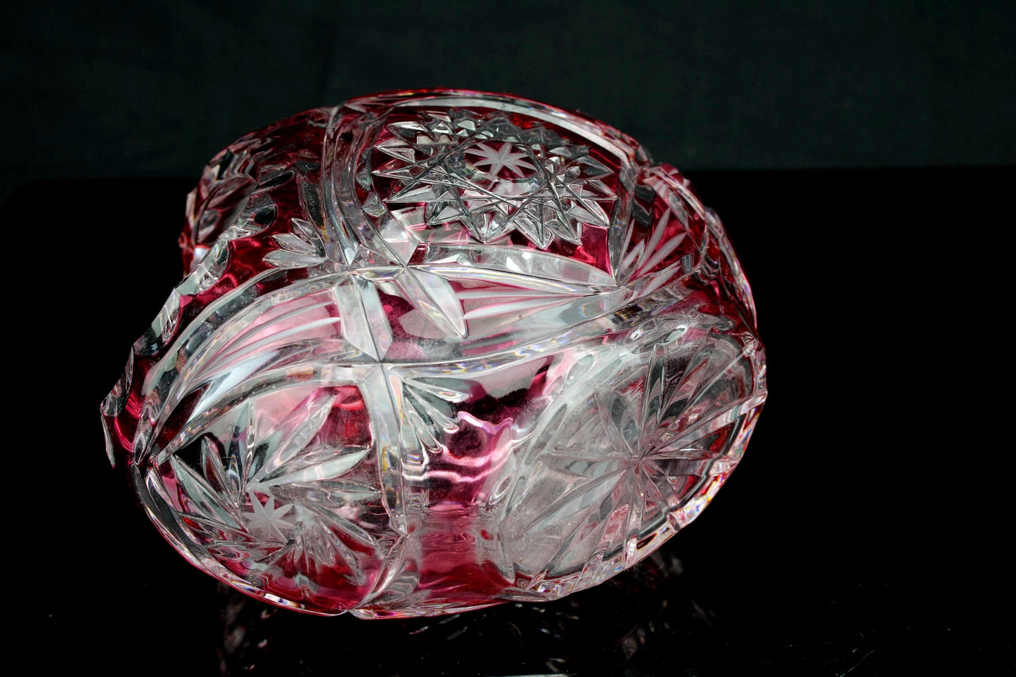 Vintage robijnrood geslepen kristallen schaaltje (mand) - gebogen handvat 13 cm - loodkirstal - snoepschaal