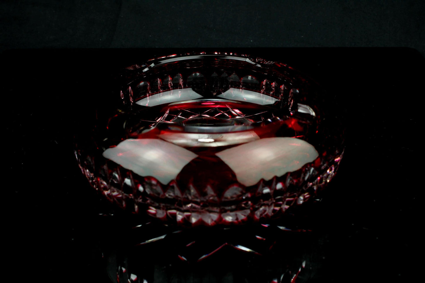 Vintage robijnrood geslepen kristallen asbak - druivenmotief - ø14 cm - boheems kristal