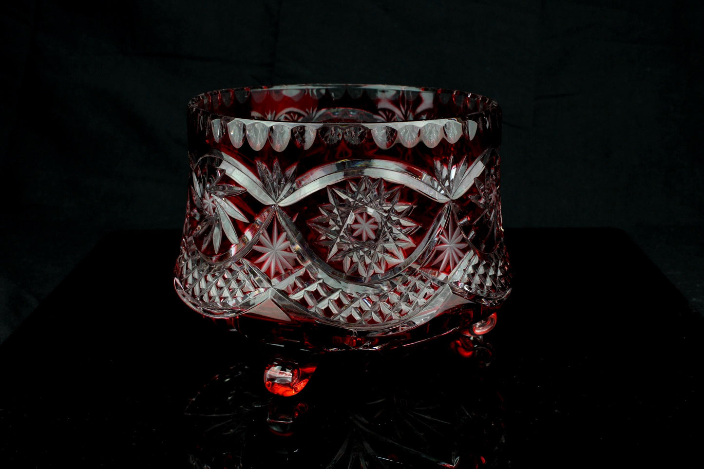 Vintage schaal robijnrood geslepen kristal met drie bolpootjes - ster & slinger motief - Genuine crystal label - Jaren 60  70 - 13 cm