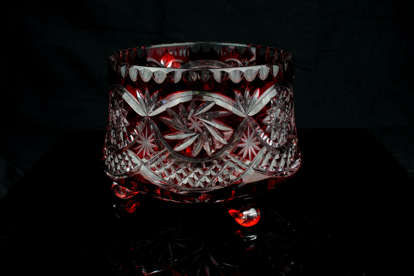 Vintage schaal robijnrood geslepen kristal met drie bolpootjes - ster & slinger motief - Genuine crystal label - Jaren 60  70 - 13 cm