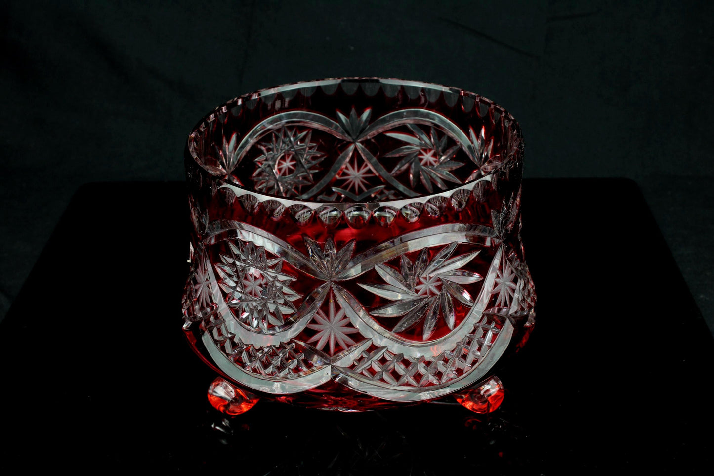 Vintage schaal robijnrood geslepen kristal met drie bolpootjes - ster & slinger motief - Genuine crystal label - Jaren 60  70 - 13 cm
