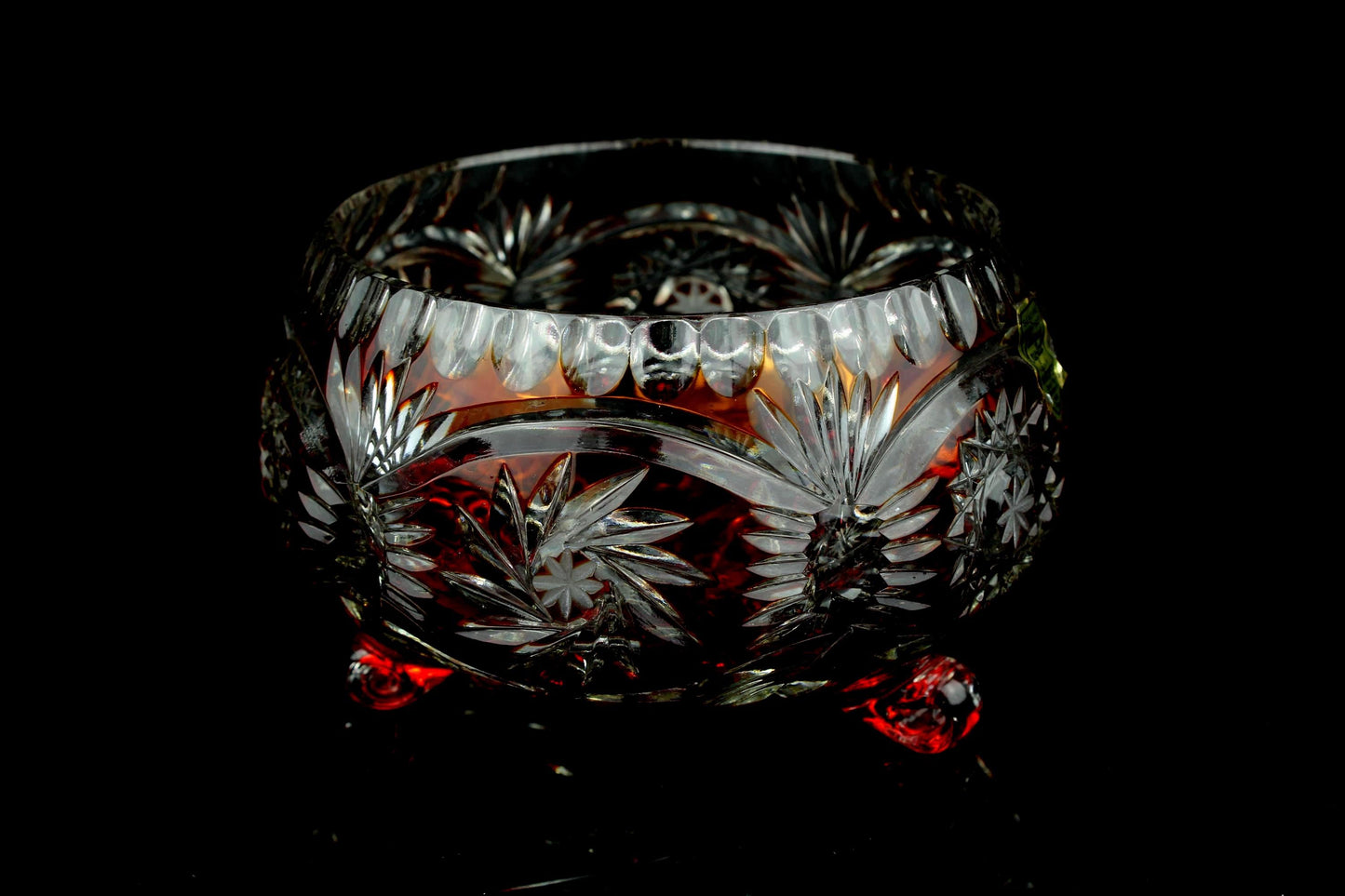 Vintage robijnrood geslepen kristal schaal - bolronde vorm - drie bolpootjes - Genuine crystal - Snoepschaal/bonbonnière - 9,5 cm