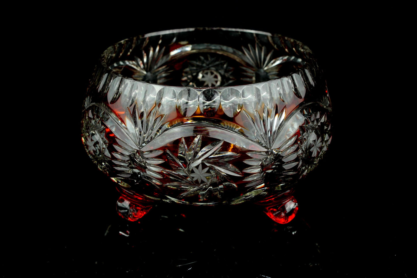 Vintage robijnrood geslepen kristal schaal - bolronde vorm - drie bolpootjes - Genuine crystal - Snoepschaal/bonbonnière - 9,5 cm