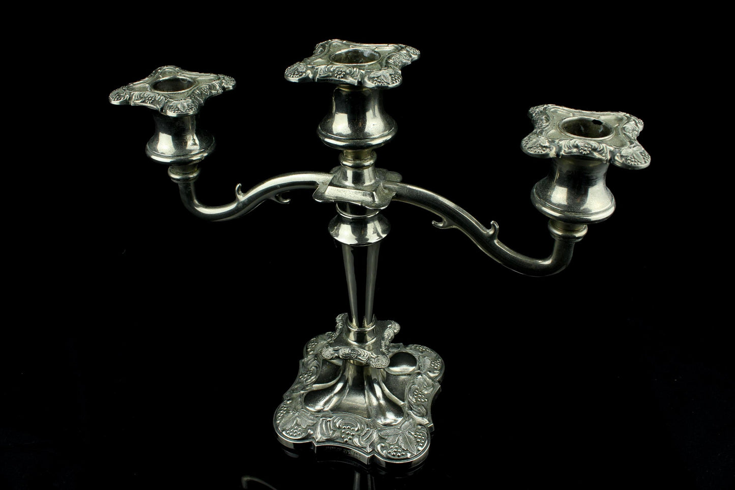 Vintage verzilverd driearmig kandelaar paar - Silver plated made in England - set van 2 - druivenranken - ca. 1900 - Belle Époque - 24,5 cm