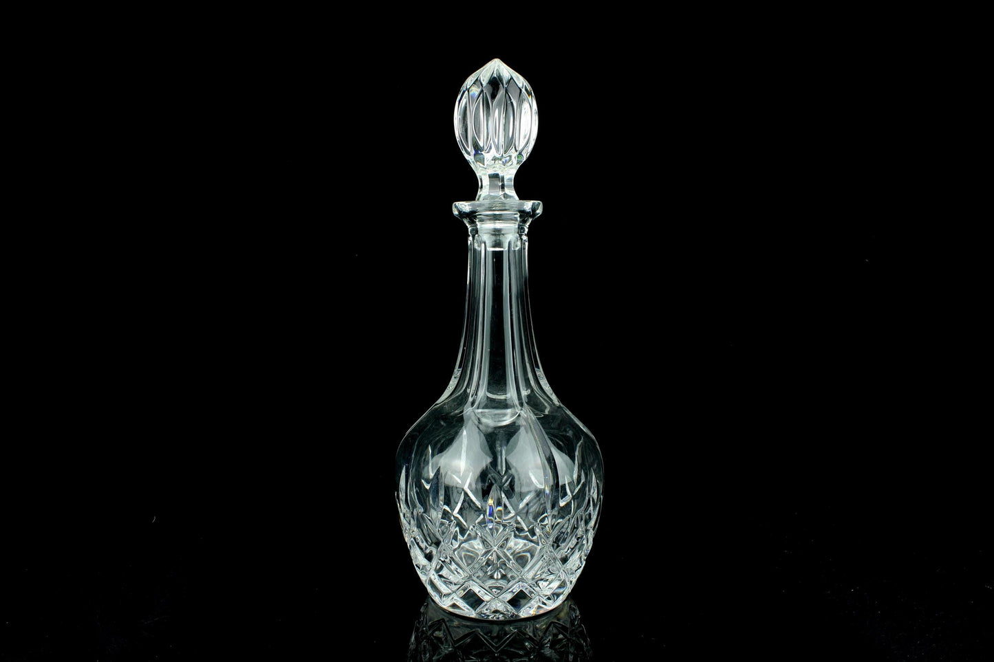 Vintage kristallen Engelse bolkaraf met stop - geslepen kristal - ruitpatroon - decanteerkaraf / wijnkaraf - 31,5 cm.