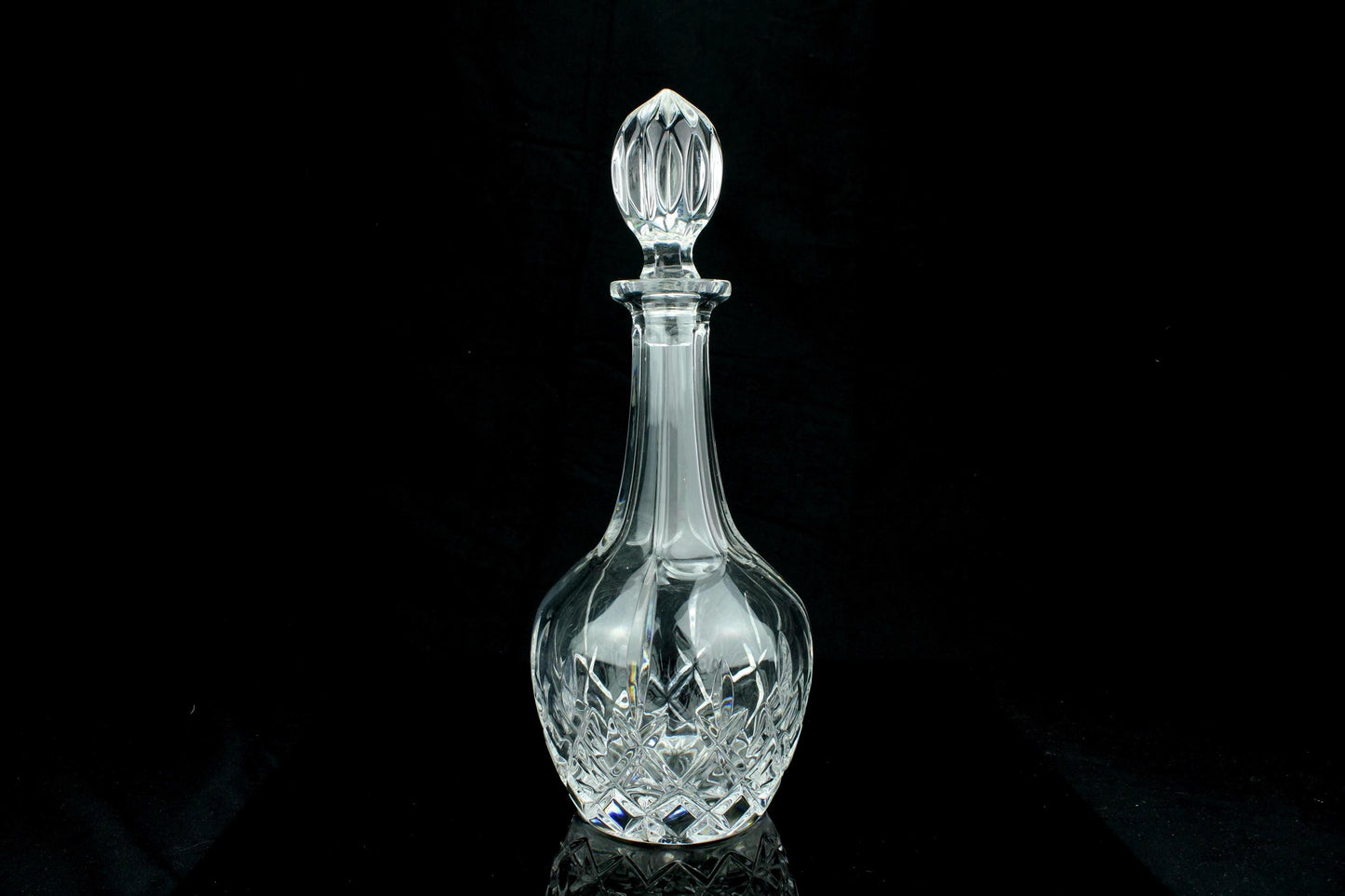Vintage kristallen Engelse bolkaraf met stop - geslepen kristal - ruitpatroon - decanteerkaraf / wijnkaraf - 31,5 cm.