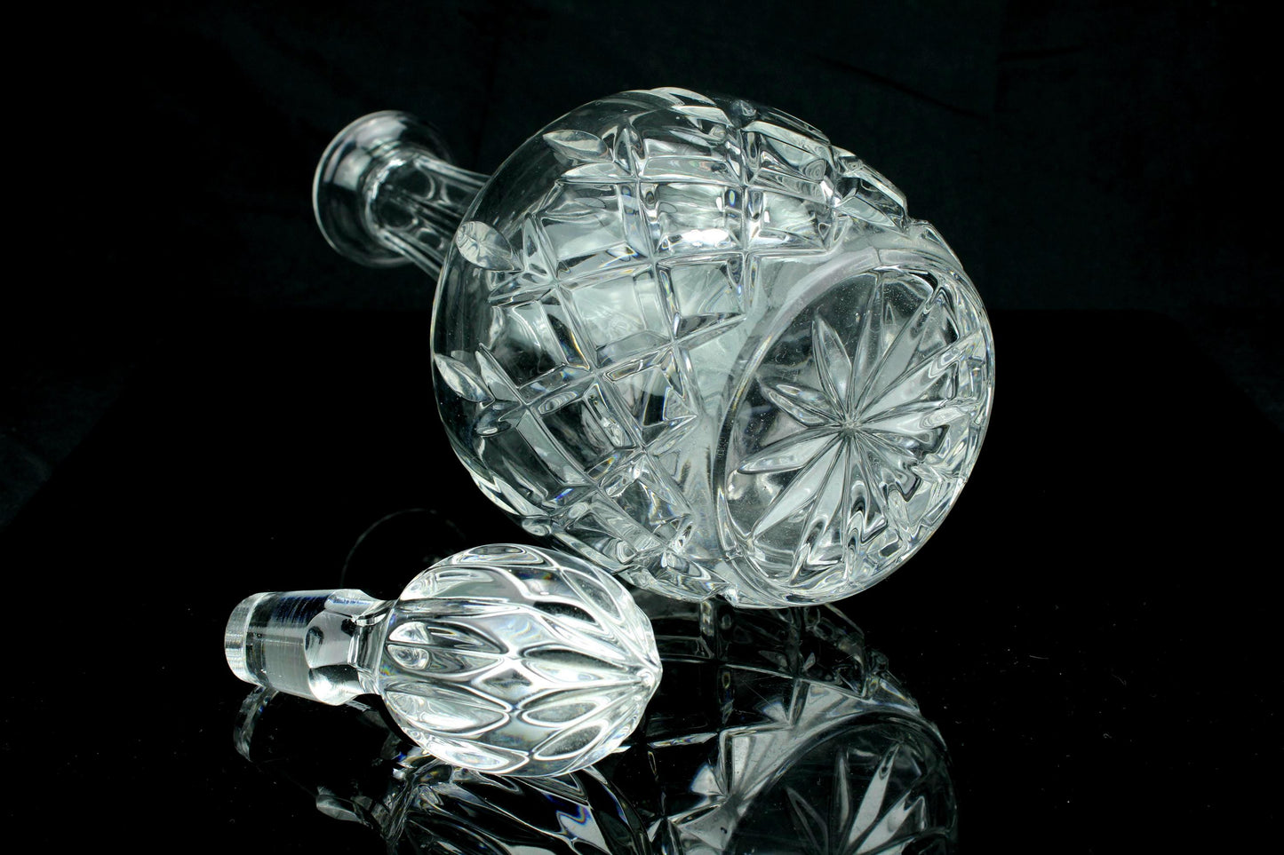 Vintage kristallen Engelse bolkaraf met stop - geslepen kristal - ruitpatroon - decanteerkaraf / wijnkaraf - 31,5 cm.