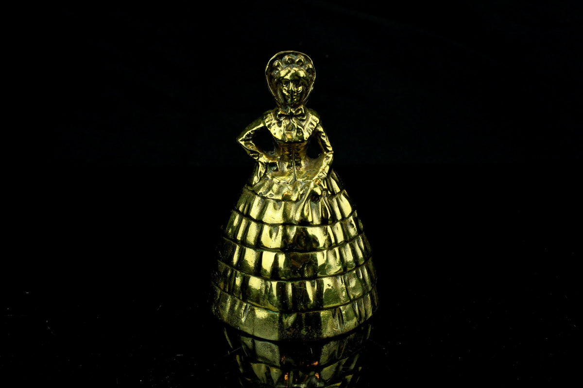 Victoriaanse messing tafelbel - dame in crinolinekleed - 12 cm hoog - 408 gr. - werkende figurine bel - vintage brass