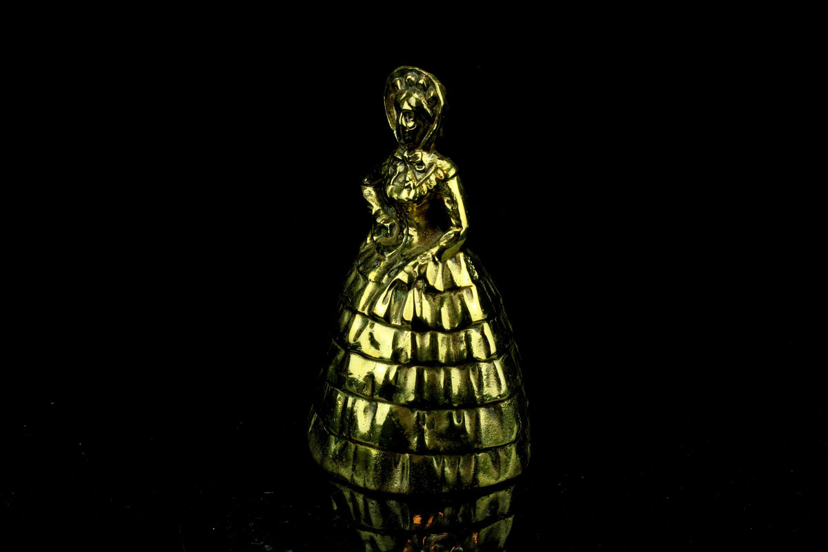 Victoriaanse messing tafelbel - dame in crinolinekleed - 12 cm hoog - 408 gr. - werkende figurine bel - vintage brass