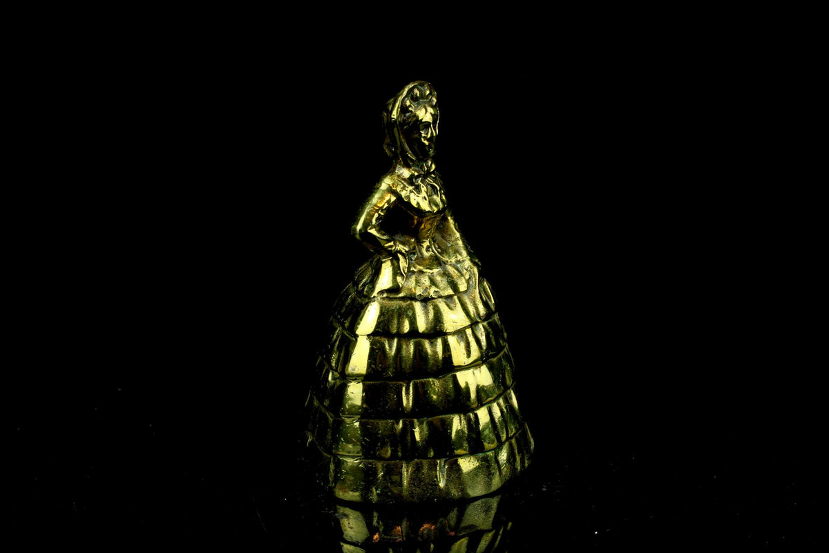 Victoriaanse messing tafelbel - dame in crinolinekleed - 12 cm hoog - 408 gr. - werkende figurine bel - vintage brass