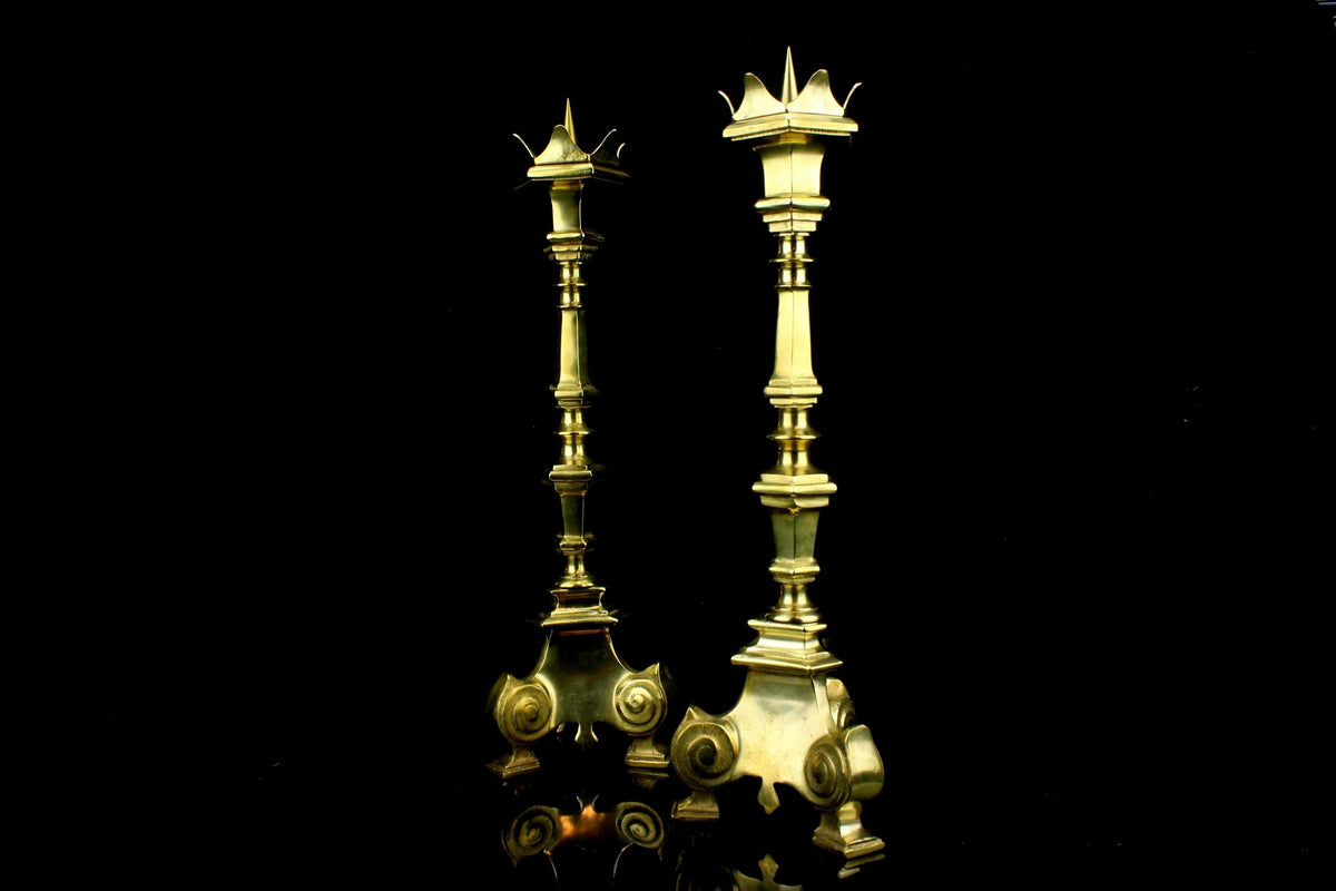 Set neogotische messing kerk altaar kandelaars - pricket stijl met spitskroon - set van 2 - 41 cm hoog -  - brass church candle
