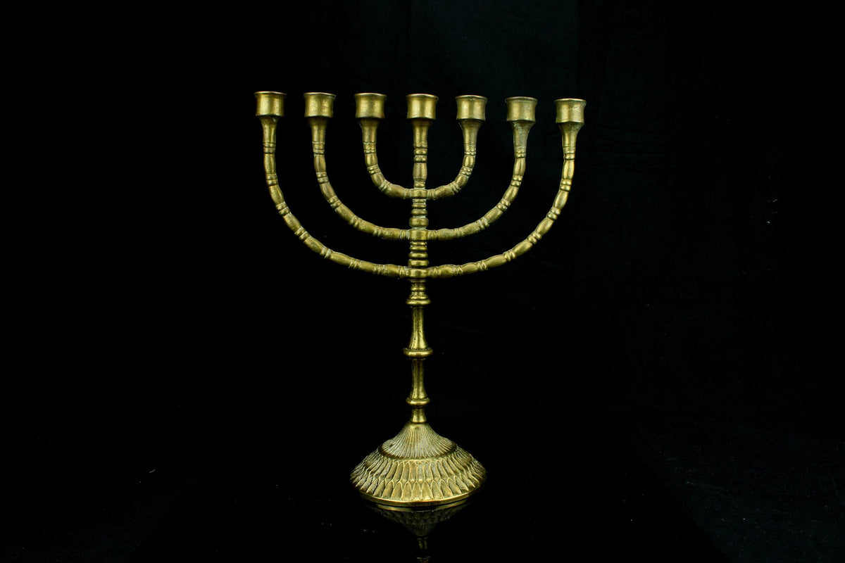 Vintage messing zevenarmige Joodse kandelaar/ menorah met gegadrooneerde sokkel - ca. 1960 - 32 cm hoog