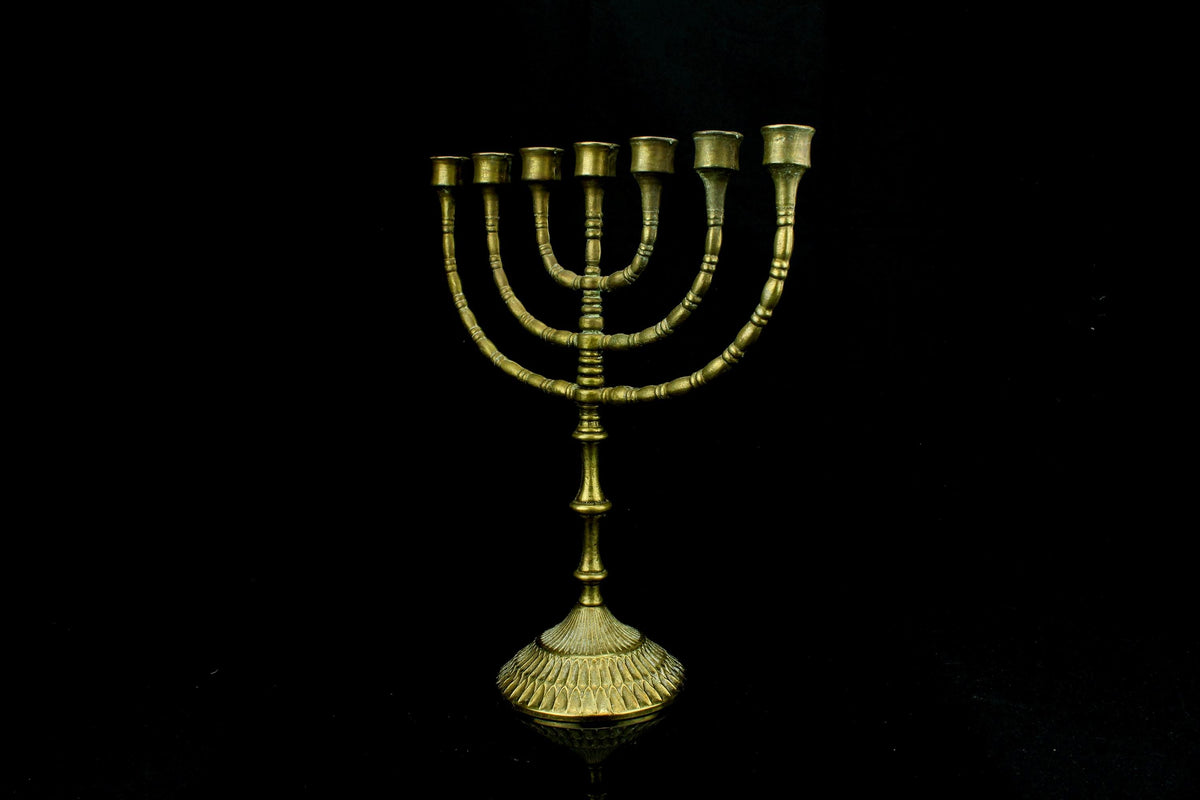 Vintage messing zevenarmige Joodse kandelaar/ menorah met gegadrooneerde sokkel - ca. 1960 - 32 cm hoog