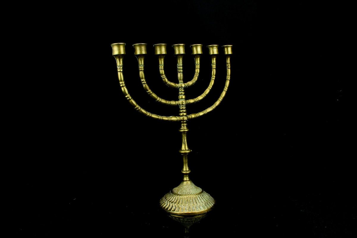 Vintage messing zevenarmige Joodse kandelaar/ menorah met gegadrooneerde sokkel - ca. 1960 - 32 cm hoog