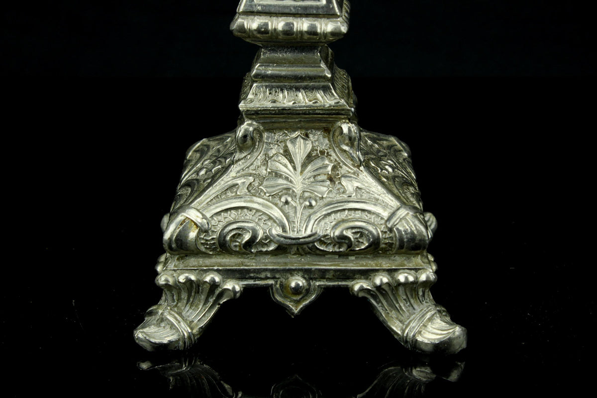Vintage verzilverde kerkkandelaar  barok rococo  Acanthus reliëf  vierpotige voet  25 cm