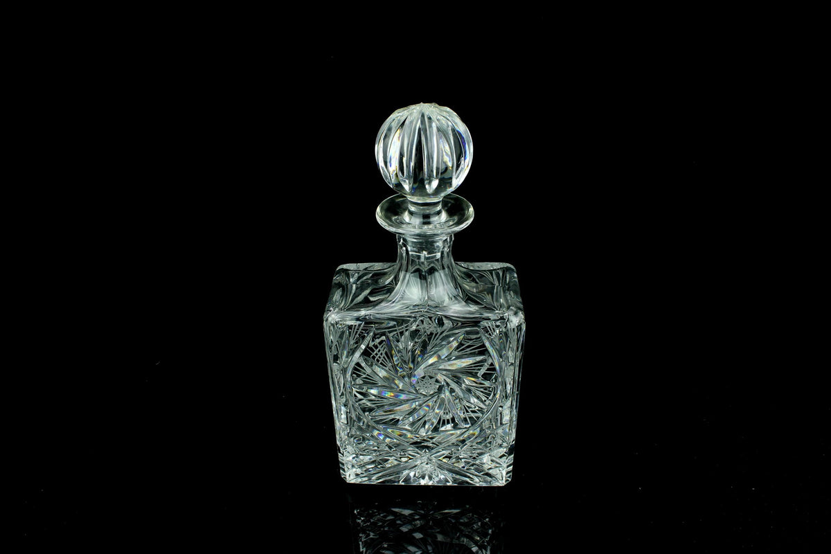 Geslepen vierkant kristallen karaf met bolstop  pinwheel & diamant  zwaar loodkristal  27 cm
