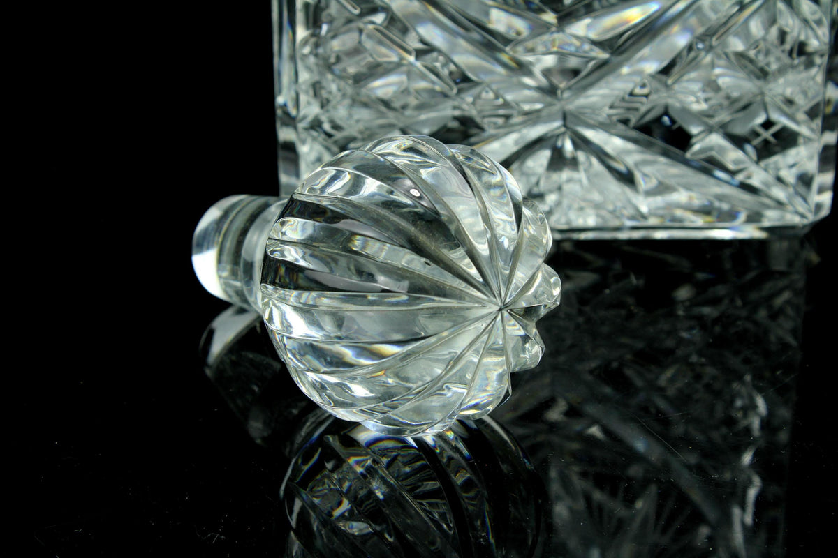 Geslepen vierkant kristallen karaf met bolstop  pinwheel & diamant  zwaar loodkristal  27 cm