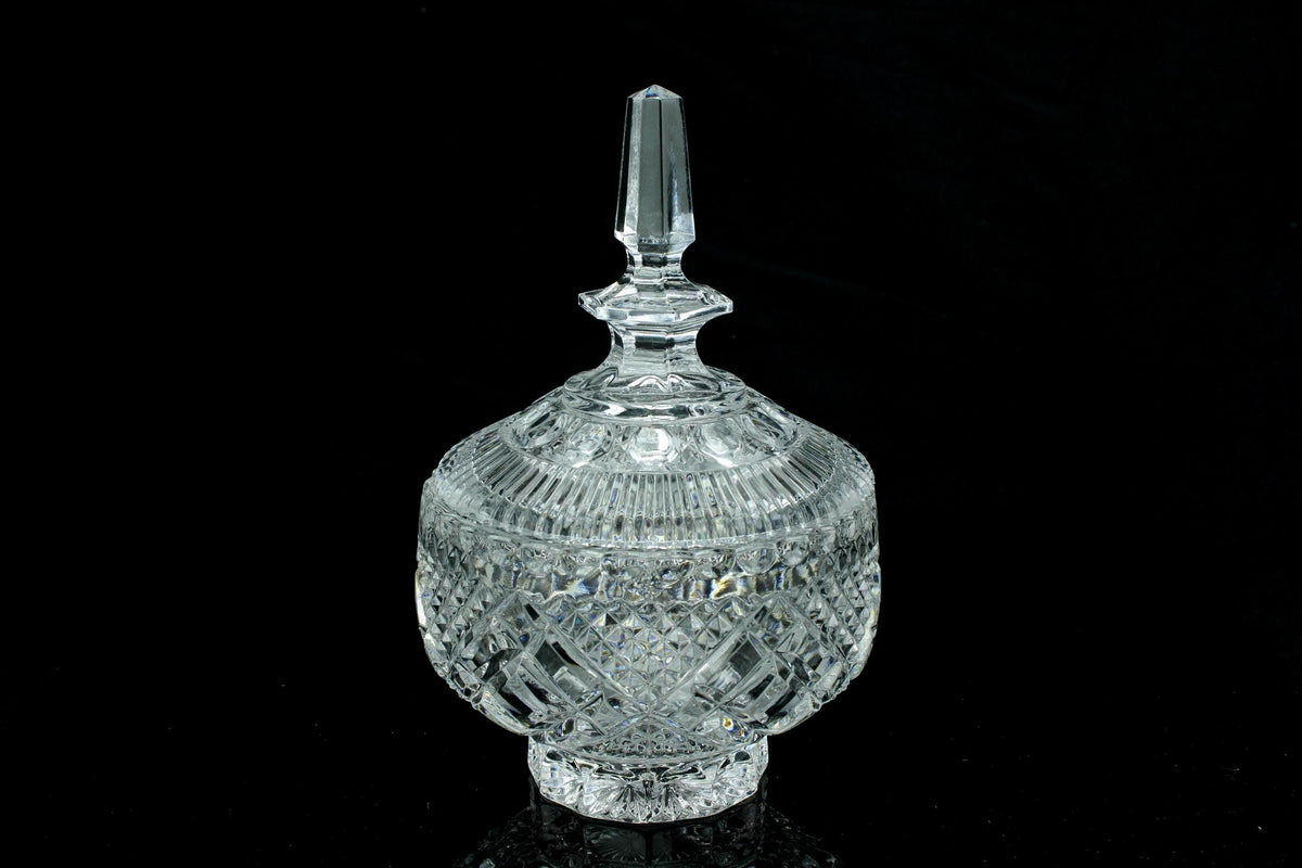 Geslepen Europees/ Boheems kristallen bonbonnière  diamantsnede  obelisk spitstop  met deksel  20 cm