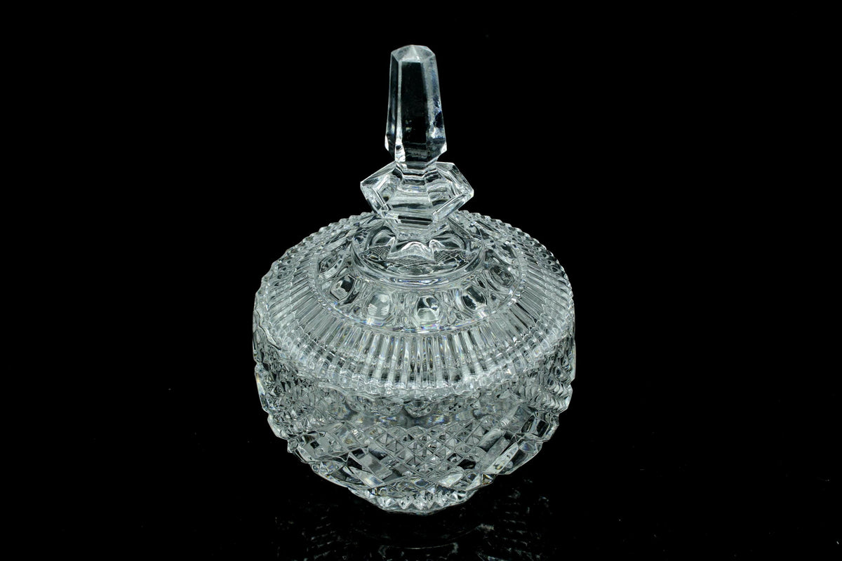 Geslepen Europees/ Boheems kristallen bonbonnière  diamantsnede  obelisk spitstop  met deksel  20 cm
