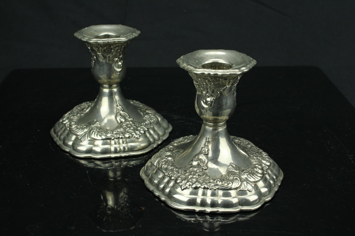 Verzilverde set van twee kandelaars  barok reliëf  acanthus & bloem  schulprand  - 10 cm