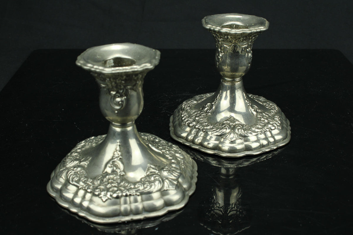 Verzilverde set van twee kandelaars  barok reliëf  acanthus & bloem  schulprand  - 10 cm